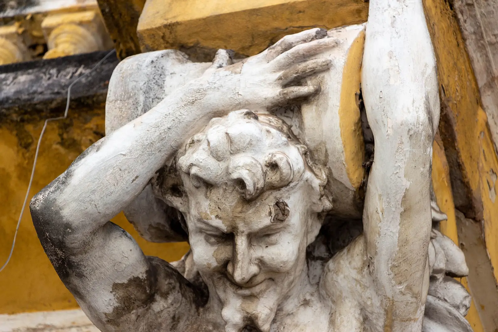 Atlante esculpido na fachada, um dos elementos mais fotografados do prédio (2019)