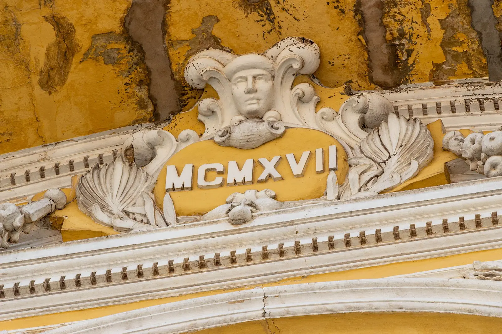O ano de 1917 em algarismos romanos, no frontão da fachada (foto de 2019, antes do restauro)