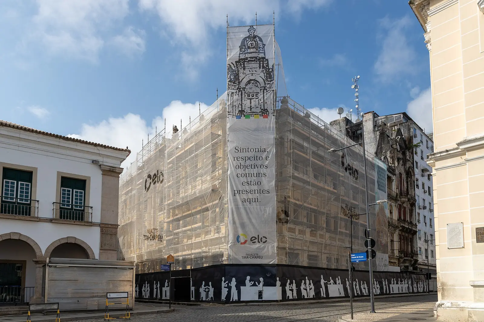 O palacete coberto por tapumes e andaimes em 2021, durante as obras