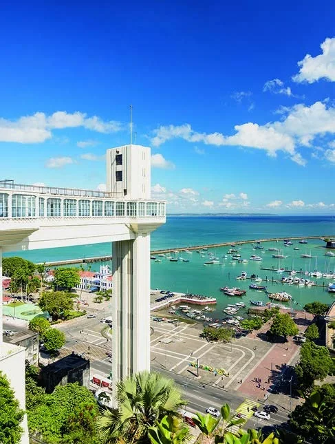 O Elevador Lacerda, em frente ao palacete, com a Baía de Todos-os-Santos ao fundo